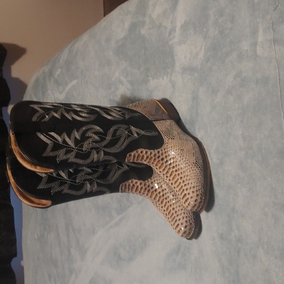 Boots - Picture 3 of 4